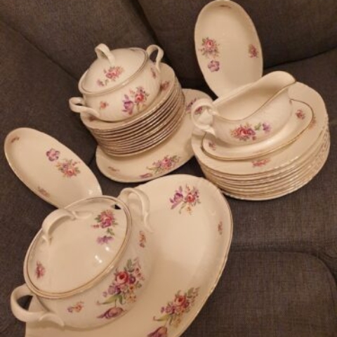 Ostamme täysiä astiastoja