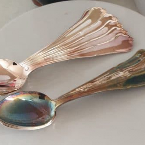 Otamme vastaan hopeoituja astioita ja aterimia