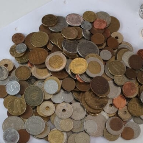 Kruunut, markat, pennit, sentit, kaikki kelpaa.