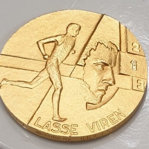 Olympiavoittaja Lasse Viren kultakolikko.