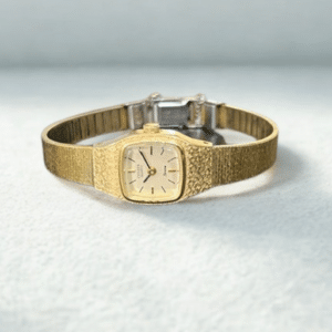 Citizen naisten kullansävyinen quartz‑kello kullatulla rannekkeella.