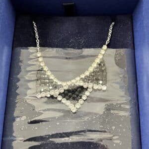 Swarovski kristallikaulakoru kaarevalla riipuksella ja kirkkailla kivillä
