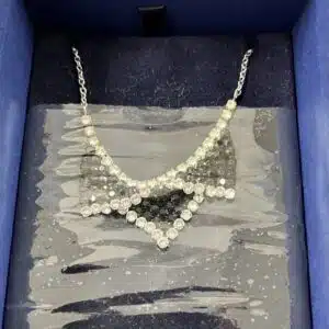 Swarovski kristallikaulakoru kaarevalla riipuksella ja kirkkailla kivillä