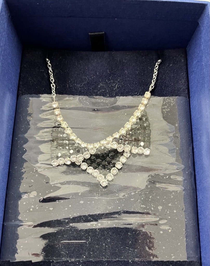 Swarovski kristallikaulakoru kaarevalla riipuksella ja kirkkailla kivillä