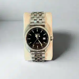 Leijona Sapphire quartz‑rannekello metallirannekkeella mustalla kellotaululla