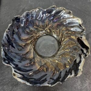 Tummasävyinen lasikulho