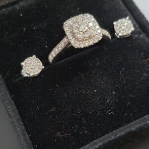 Elegantti 585 valkokullasta valmistettu sormus ja korvakorusetti, jossa säihkyvät kirkkaat kivet tuovat ylellisyyttä jokaiseen hetkeen. Sormuksen koko 17-, korvakorut täydentävät kokonaisuuden hillityn näyttävästi. Tämä setti on suunniteltu korostamaan kantajansa tyyliä – olipa kyse arjesta tai juhlista.