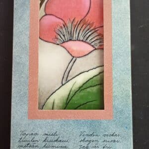 Arabia Finland keraaminen seinätaulu, jossa vaaleanpunainen kukka-aihe ja monikielinen runoteksti