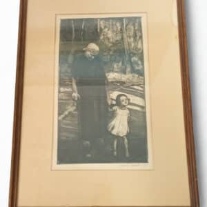 Kehystetty mustavalkoinen taidegrafiikka, jossa nainen ja pieni lapsi seisovat ulkona puiden keskellä.