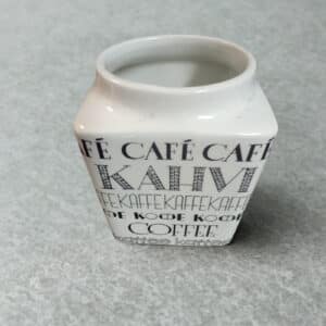 Valkoinen Arabian keraaminen kahvipurkki, jossa musta kahvi-aiheinen tekstikuviointi harmaalla taustalla