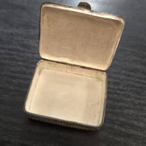 Koristeellinen vintage metallinen pastillirasia kukkakaiverruksilla