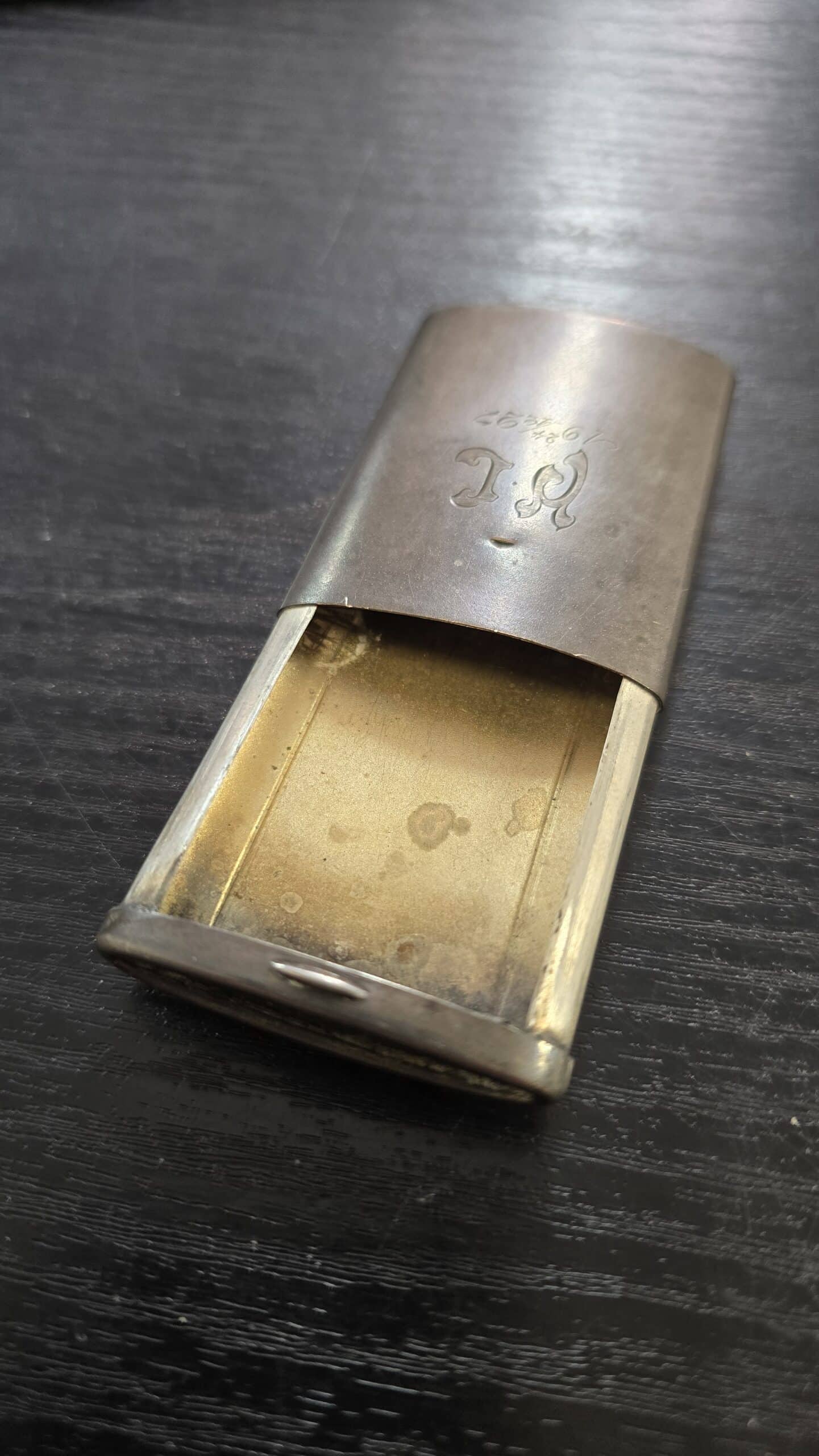813H hopealeima vintage tulitikkurasiassa