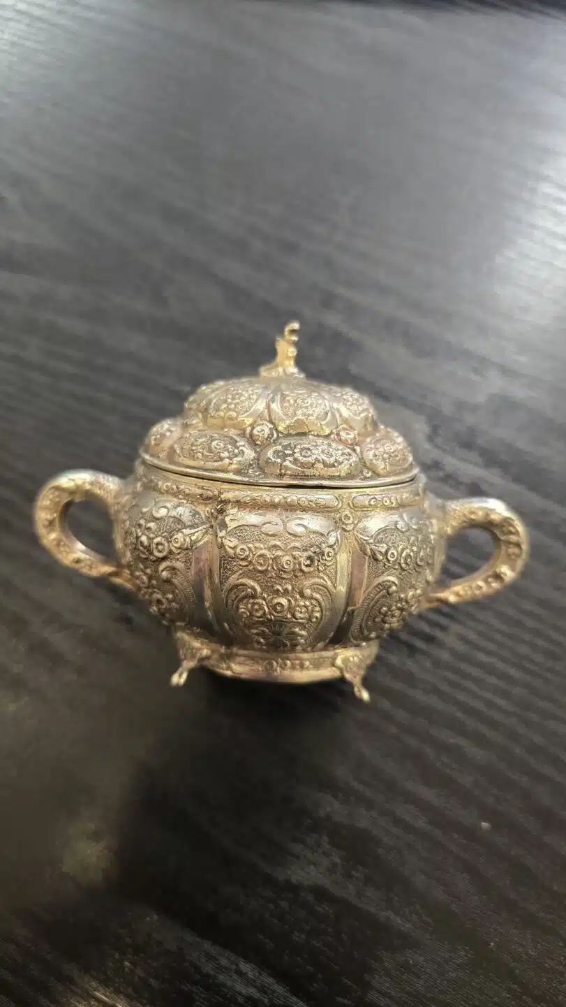 Koristeellinen vintage 813 hopeinen sokerikko ja kermakko yksityiskohtaisilla kohokuvioinneilla.