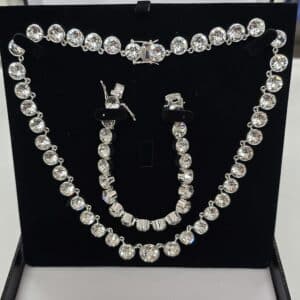 Näyttävä Swarovski-kristallikaulakoru ja rannekoru korurasiassa mustaa samettitaustaa vasten.