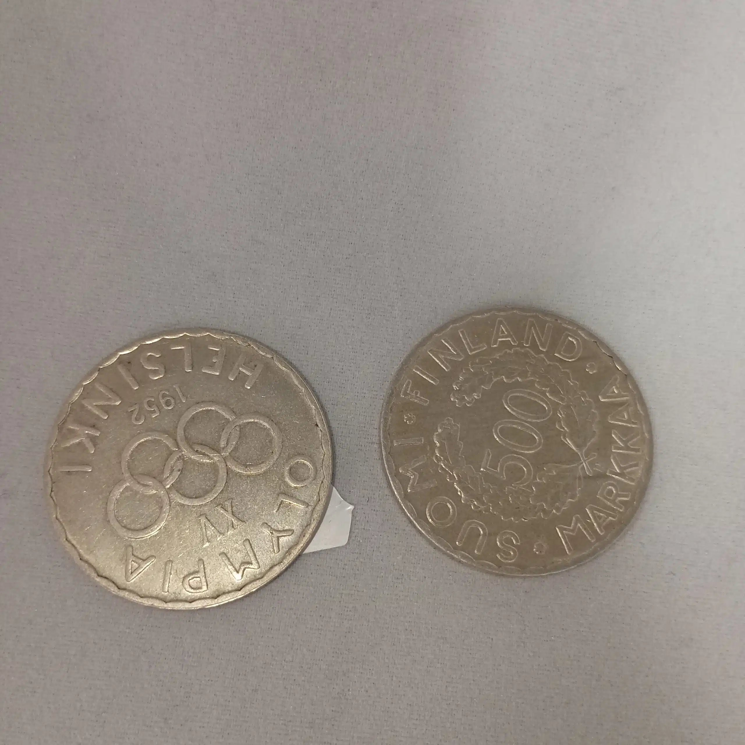 Suomen 500 markan olympiakolikot vuodelta 1952 kuvattuna läheltä