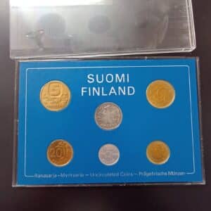 Suomen markkasarjan kolikkosetti kotelossa sinisellä taustalla