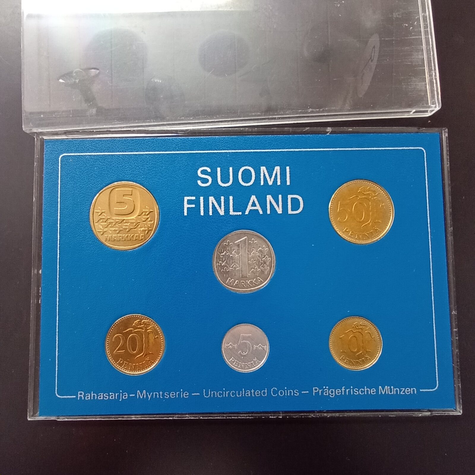 Suomen markkasarjan kolikkosetti kotelossa sinisellä taustalla