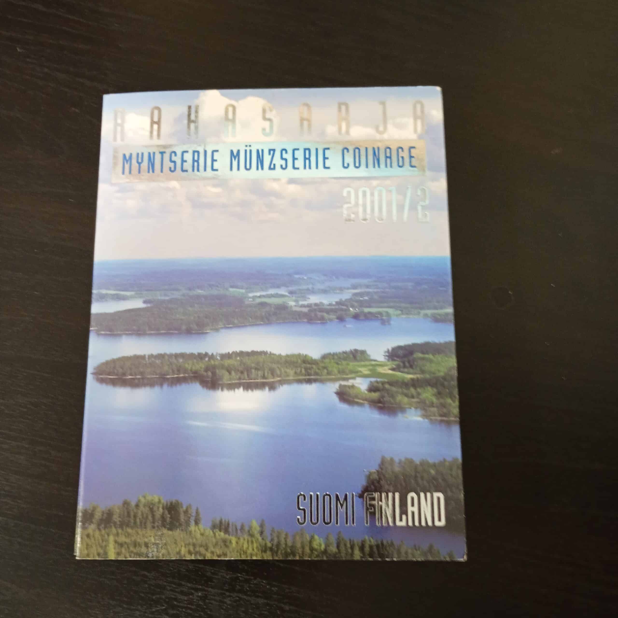 Suomen rahasarja 2001/2002 kansiossa avattuna, näkyvissä markkakolikot