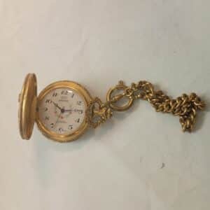 Vintage taskukello ketjulla ja kaiverretulla kansikuvalla