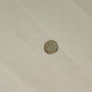 Pieni kulunut vanha metallikolikko