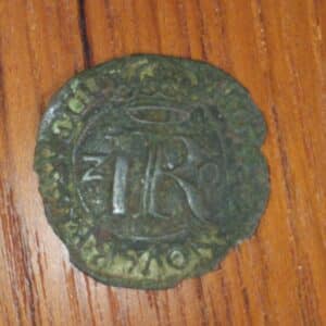 Epäsäännöllinen 1500-luvun ruotsalainen kolikko, jossa kruunu ja monogrammi