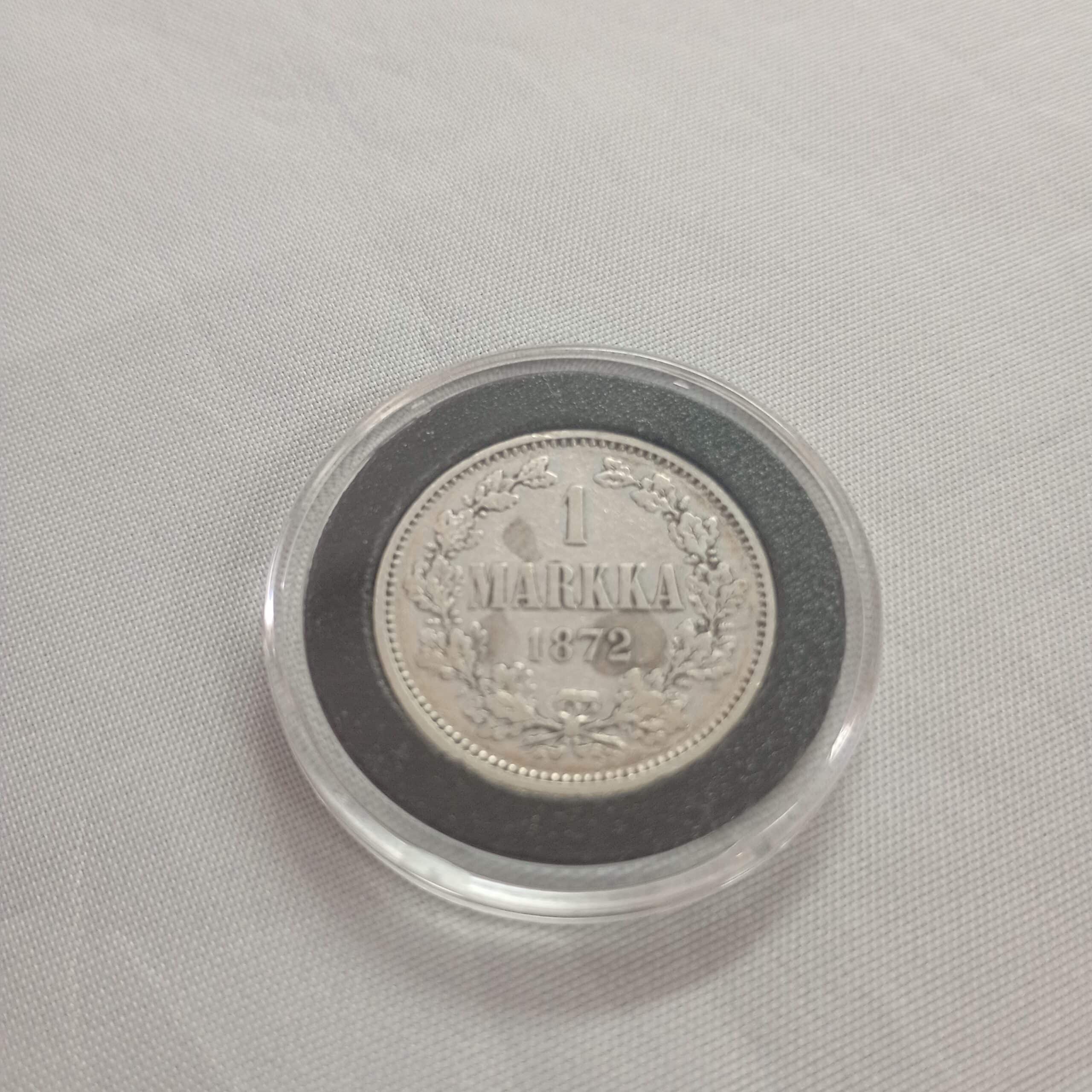 Suomen 1 markan hopearaha vuodelta 1872 suojakotelossa