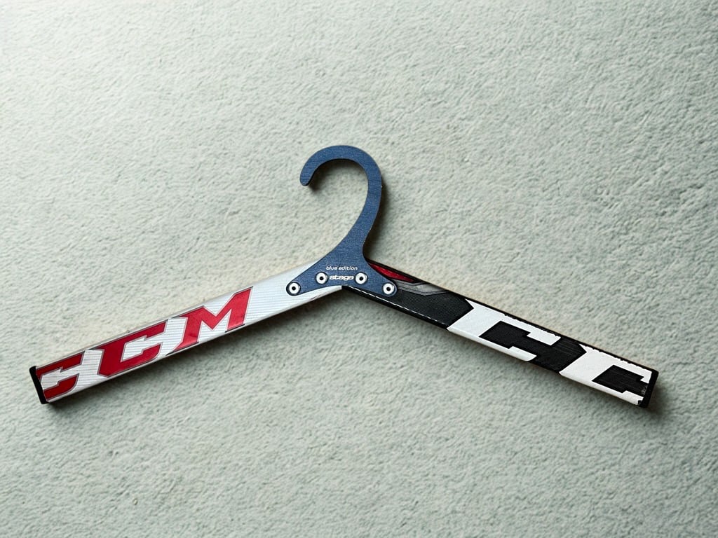 Henkari, joka on valmistettu CCM‑merkkisistä jääkiekkomailoista
