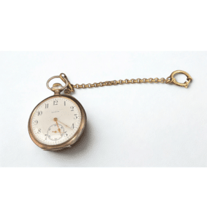 Zenith vintage taskukello ketjulla, valkoinen kellotaulu ja roomalaiset numerot.