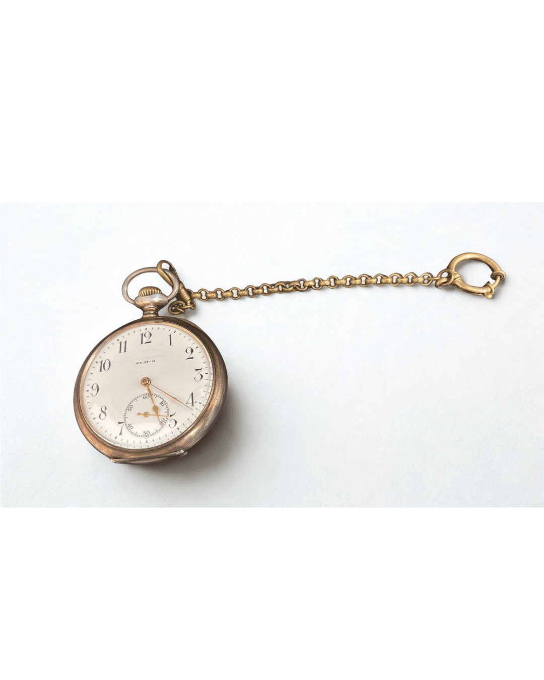 Zenith vintage taskukello ketjulla, valkoinen kellotaulu ja roomalaiset numerot.