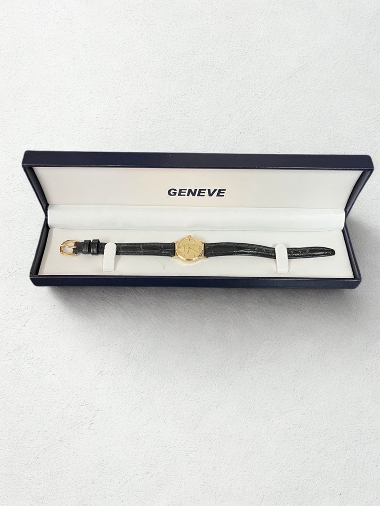 Geneve naisten kultakello timantilla ja nahkarannekkeella